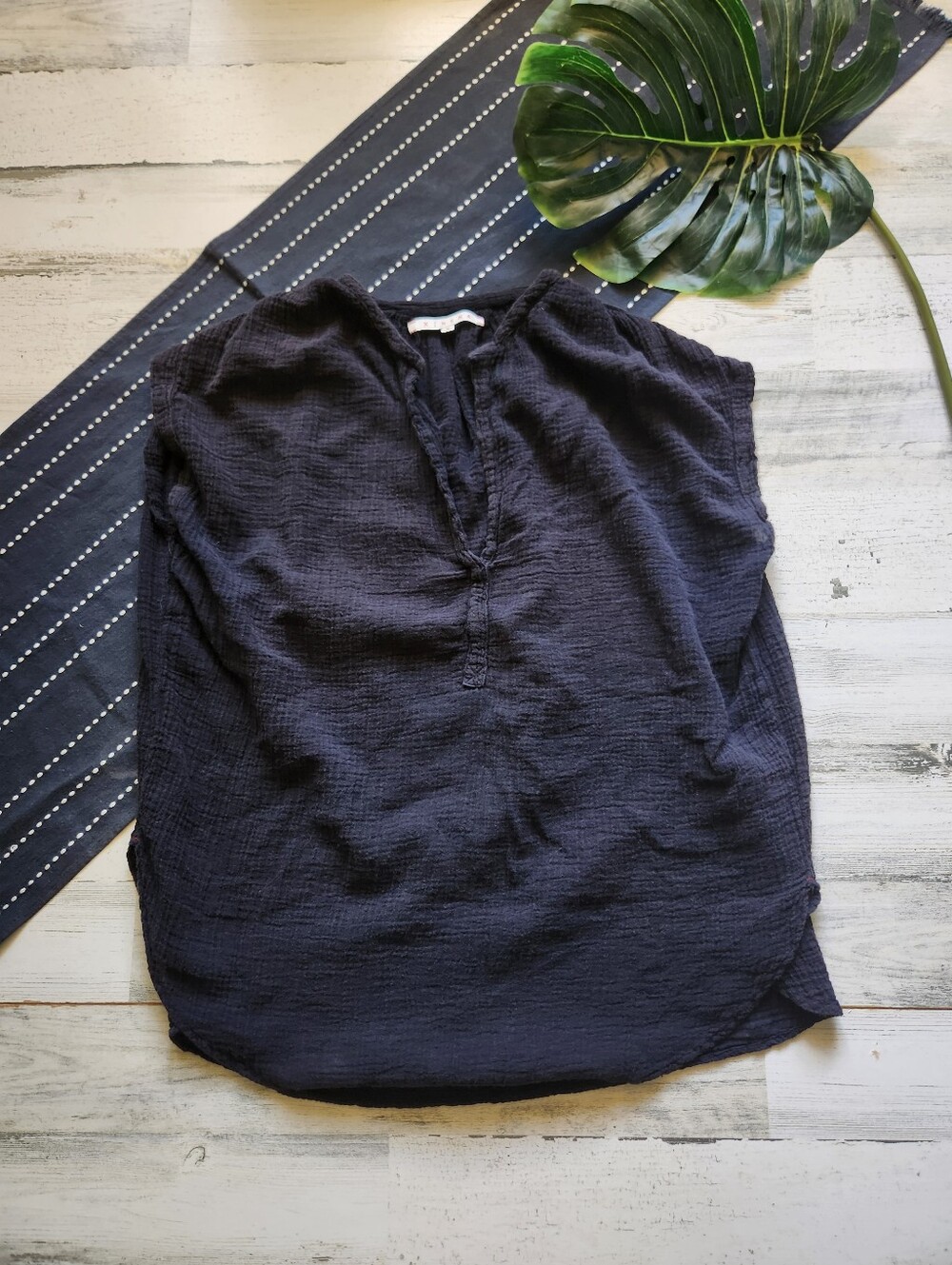 Xirena Short Sleeve Popover Blouse Top V Neck Cotton Black Size Medium